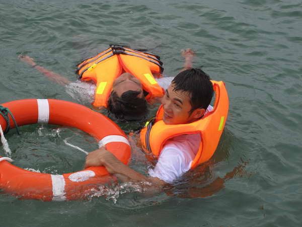 Diễn tập cứu hộ trên biển. Ảnh minh họa. (Nguồn: TTXVN) Phối hợp tìm kiếm cứu nạn trên vùng biển Bình Thuận-Trà Vinh ảnh 1