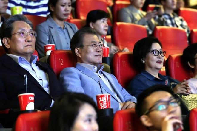 Tổng thống Hàn Quốc Moon Jae-in cùng phu nhân ra rạp để xem Ký Sinh trùng (Nguồn: CGV) Cuộc ly hôn Song-Song, phim Parasite khiến mạng xã hội Việt dậy sóng ảnh 2