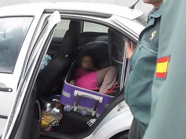 Giấu con 8 tuổi vào vali để đưa từ Maroc sang Tây Ban Nha ảnh 1