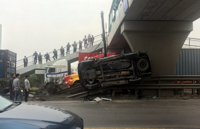 Xe bồn trộn bêtông hất ôtô Fortuner bay lên dải phân cách Quốc lộ 5 ảnh 2