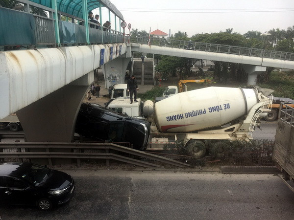 Xe bồn trộn bêtông hất ôtô Fortuner bay lên dải phân cách Quốc lộ 5 ảnh 1