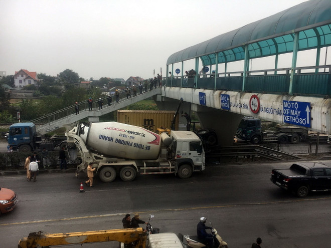 Xe bồn trộn bêtông hất ôtô Fortuner bay lên dải phân cách Quốc lộ 5 ảnh 3