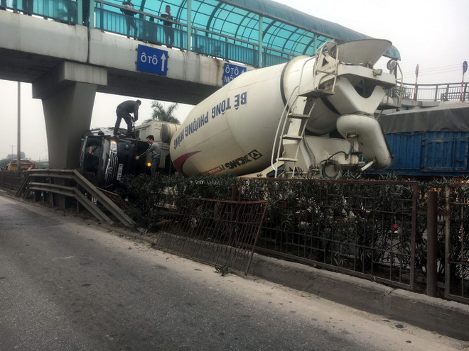 Xe bồn trộn bêtông hất ôtô Fortuner bay lên dải phân cách Quốc lộ 5 ảnh 4