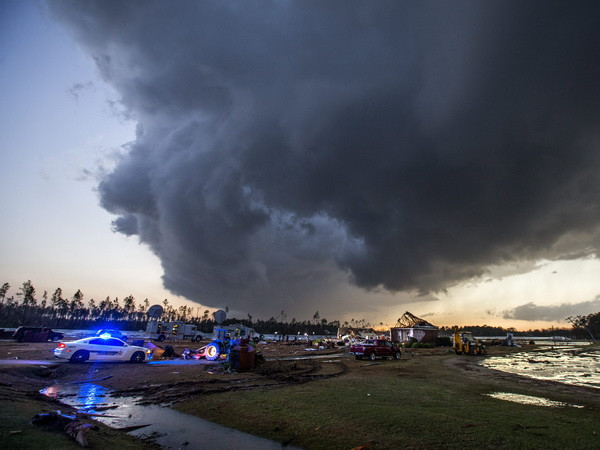 Mỹ đón lốc xoáy, Canada nhận mưa băng và bão tuyết ảnh 1