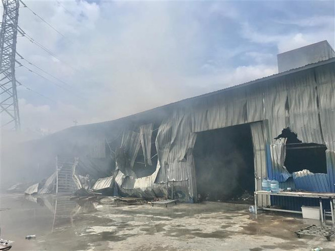 Hải Phòng: Cháy lớn thiêu rụi nhà xưởng rộng hàng nghìn mét vuông ảnh 1