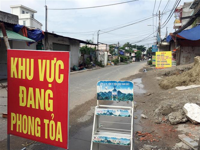 Lực lượng chức năng phong tỏa một đoạn đường TL19 (Khu phố 3B, phường Thạnh Lộc, Quận 12, Thành phố Hồ Chí Minh). (Ảnh: Tiến Lực/TTXVN) TP.HCM: Thêm 10 trường hợp dương tính với SARS-CoV-2 trong cộng đồng ảnh 1