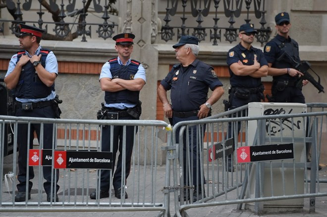 Tây Ban Nha rút dần lực lượng cảnh sát tăng cường khỏi Catalonia ảnh 1