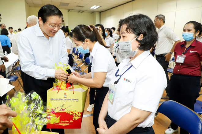 Trưởng Ban Nội chính Trung ương Phan Đình Trạc thăm hỏi, chúc Tết, tặng quà cho công nhân tại Bình Dương. (Ảnh: TTXVN phát) Trưởng Ban Nội chính Trung ương thăm, chúc Tết tại Bình Dương ảnh 1