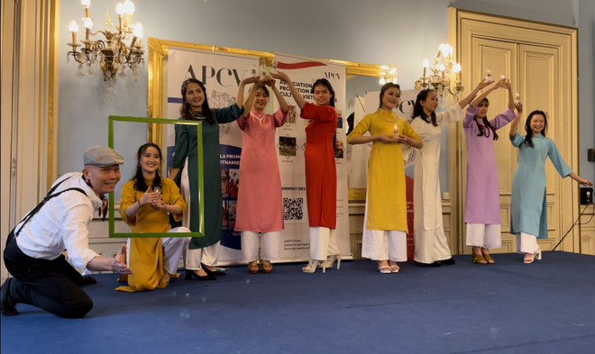 Văn hóa Việt tỏa sáng trong ngày hội tôn vinh tại thủ đô Paris ảnh 1