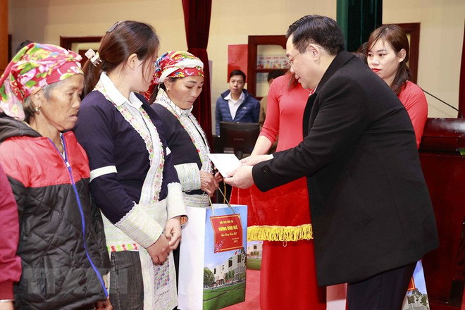 Chủ tịch Quốc hội Vương Đình Huệ tặng quà Tết cho gia đình chính sách, hộ nghèo, đồng bào dân tộc thiểu số. (Ảnh: Doãn Tấn/TTXVN) Chủ tịch Quốc hội: Bảo đảm mọi nhà được vui Xuân, đón Tết ảnh 1