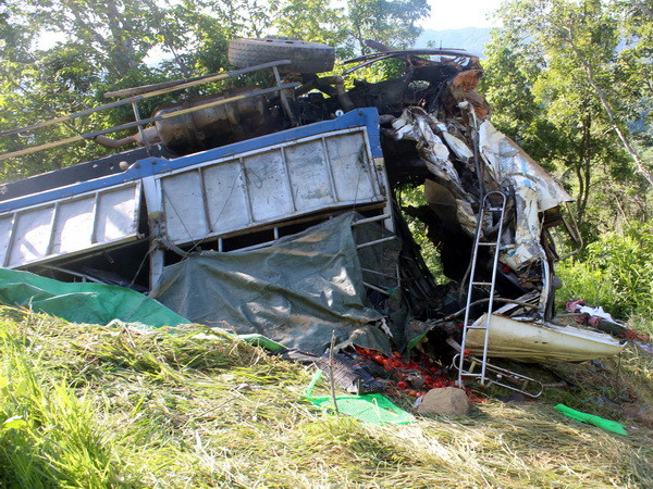 Cao Bằng: Xe tải húc đổ hàng rào, lao xuống vực sâu hơn 30m ảnh 1