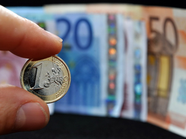 Đồng euro mất giá trước thềm cuộc họp của Eurogroup ảnh 1