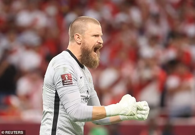 Andrew Redmayne mang chiến thắng về cho Australia. (Nguồn: Getty Images) Thủ môn dự bị trở thành người hùng giúp Australia dự World Cup ảnh 1