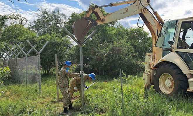 Đội Công binh Việt Nam xây dựng hàng rào bảo vệ Trạm Abu Qussa ảnh 1