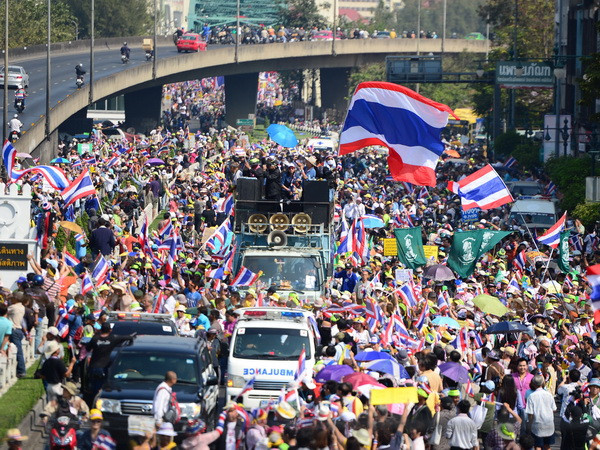 Người biểu tình chống chính phủ tại Bangkok ngày 9/1. (Nguồn: THX/TTXVN) Quân đội Thái Lan họp khẩn cấp vì hai vụ nổ súng ảnh 1