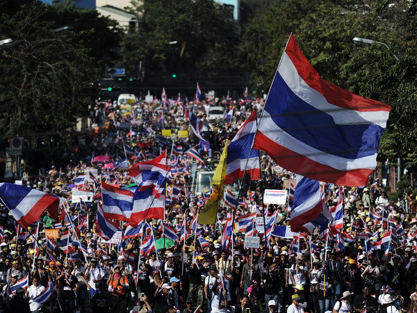 Người biểu tình tuần hành trên các đường phố ở Bangkok. (Nguồn: AFP/TTXVN) Nhiều người Thái mong kết thúc chiến dịch đóng cửa Bangkok ảnh 1