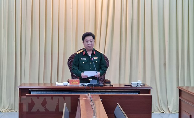 Đại tá Lê Tuấn Hiền, Chính ủy Bộ Chỉ huy quân sự tỉnh Gia Lai phát biểu tại buổi họp báo thông tin về việc một quân nhân tử vong. (Ảnh: Hồng Điệp/TTXVN) Gia Lai: Khởi tố, bắt tạm giam 3 bị can liên quan vụ quân nhân tử vong ảnh 1