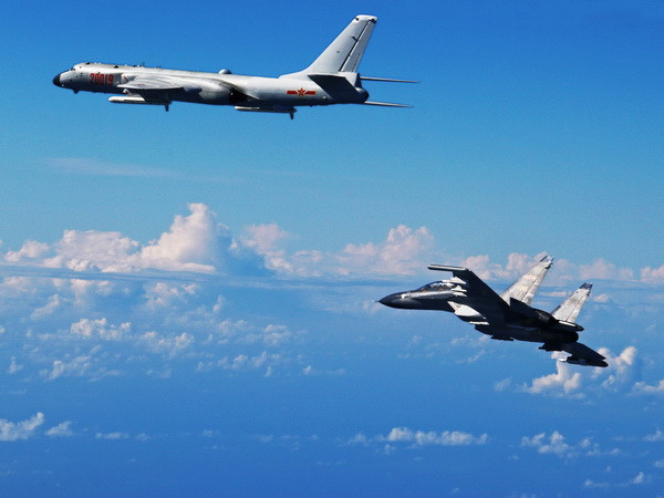 Máy bay chiến đấu Su-30 và máy bay ném bom H-6K của Không lực Trung Quốc tham gia cuộc tập trận tại Nam Kinh, Giang Tô ngày 25/9. (Nguồn: THX/TTXVN) Nhật Bản tuyên bố giám sát chặt chẽ máy bay chiến đấu Trung Quốc ảnh 1
