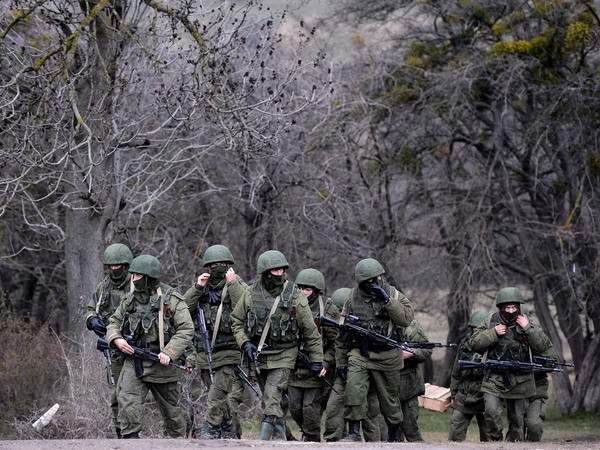 Binh sỹ Nga tuần tra ở Perevalnoye, ngoại ô Simferopol ngày 20/3. (Nguồn: AFP/TTXVN) Binh lính Nga chuẩn bị rời khu vực giáp giới với Ukraine ảnh 1