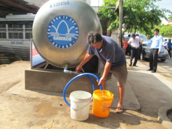 Cấp nước sạch cho hộ nghèo, gia đình chính sách ở TPHCM ảnh 1