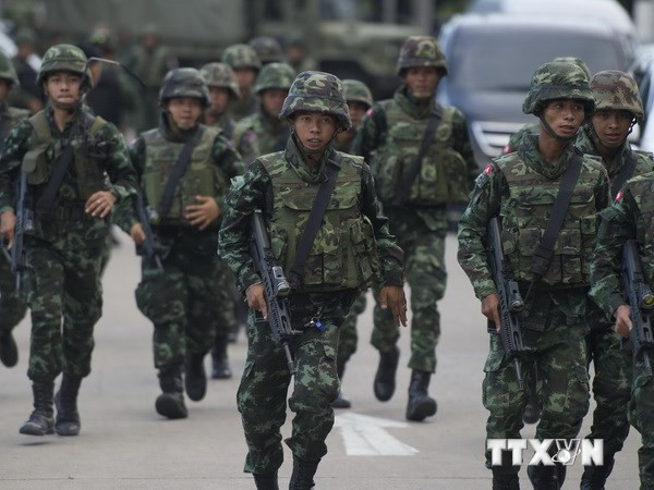 Binh sỹ Thái Lan được triển khai tại Bangkok. (Ảnh: AFP/TTXVN) Quân đội Thái triệu tập hơn 100 nhân vật các phe đối địch ảnh 1