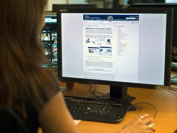 Trang mạng của FBI cảnh báo về phần mềm DNS Changer, tại Paris, Pháp. (Nguồn: AFP/TTXVN) Bắt giữ hơn 100 tội phạm mạng trên phạm vi toàn cầu ảnh 1