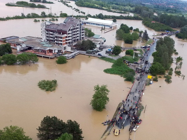 Cảnh ngập lụt ở Obrenovac, cách thủ đô Belgrade, Serbia khoảng 40km ngày 18/5. (Nguồn: AFP/TTXVN) Serbia: Người dân Obrenovac sơ tán khẩn cấp do lũ lụt ảnh 1