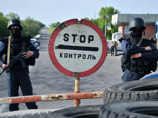 Binh sĩ Ukraine được triển khai trên tuyến đường từ Kramatorsk tới thành phố Slavyansk. (Nguồn: AFP/TTXVN) Ukraine: Người dân Slavyansk và Kramatorsk mất tiền lương ảnh 1
