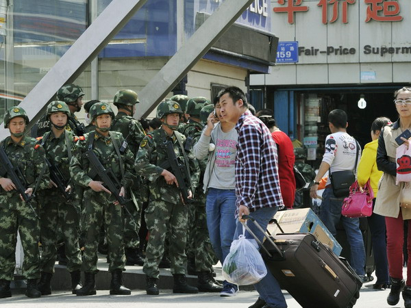Cảnh sát Trung Quốc gác xung quanh khu vực nhà ga ở Urumqi. (Nguồn: Kyodo/TTXVN) Bắc Kinh xây dựng hệ thống chống khủng bố lập thể hóa ảnh 1
