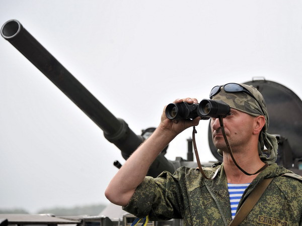 Binh sỹ Ukraine gác trên tuyến đường từ Izyum tới Slavyansk ngày 19/5. (Nguồn: AFP/TTXVN) WB thông qua 1,5 tỷ USD hỗ trợ cho 3 dự án tại Ukraine ảnh 1