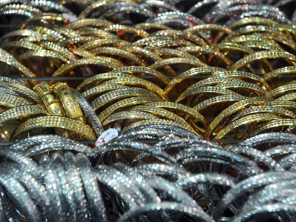 Giá vàng châu Á trượt xuống mức thấp nhất trong 16 tuần ảnh 1