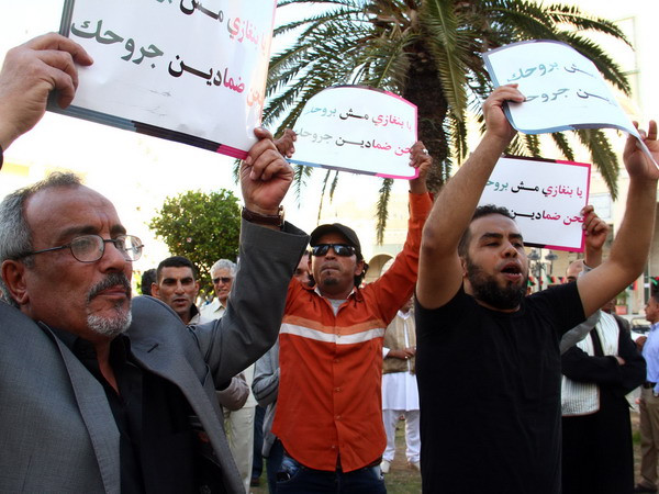 Biểu tình tại Tripoli, phản đối bạo lực gia tăng ở Benghazi ngày 16/5. (Nguồn: THX/TTXVN) Chính phủ Libya đưa ra sáng kiến cứu đất nước khỏi nội chiến ảnh 1