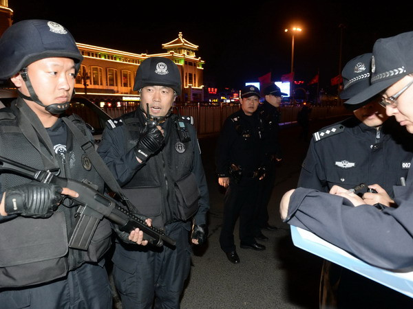 Lực lượng đặc nhiệm Trung Quốc tuần tra tại khu vực nhà ga ở Bắc Kinh. (Nguồn: AFP/TTXVN) Thế giới lên án vụ tấn công "khủng bố" ở Tân Cương ảnh 1