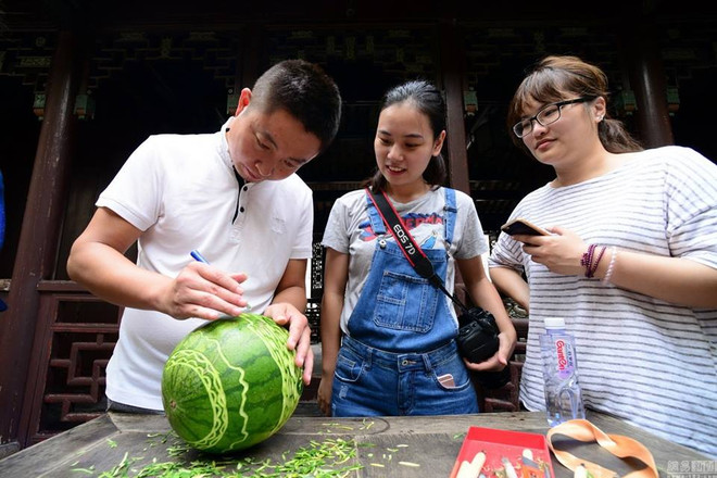 Sửng sốt với những chiếc lồng đèn tuyệt đẹp làm từ dưa hấu ảnh 3