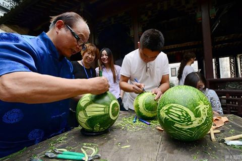 Sửng sốt với những chiếc lồng đèn tuyệt đẹp làm từ dưa hấu ảnh 1