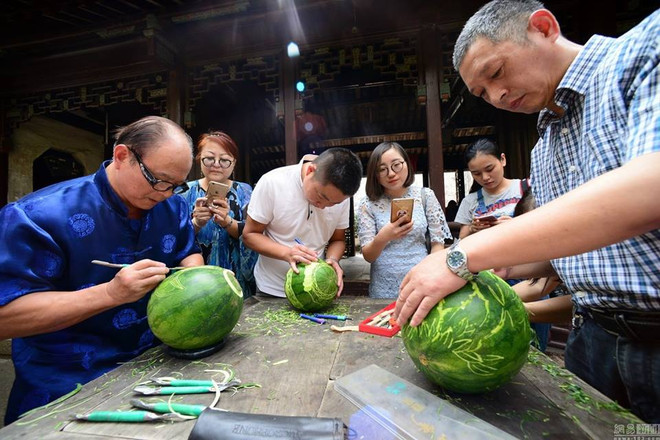 Sửng sốt với những chiếc lồng đèn tuyệt đẹp làm từ dưa hấu ảnh 2