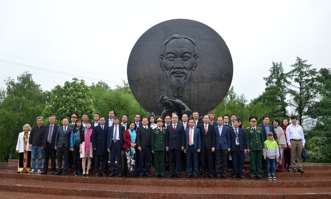 Lễ dâng hương kỷ niệm 128 năm ngày sinh của Bác tại thủ đô Moskva ảnh 2