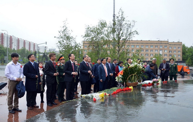 Lễ dâng hương kỷ niệm 128 năm ngày sinh của Bác tại thủ đô Moskva ảnh 1