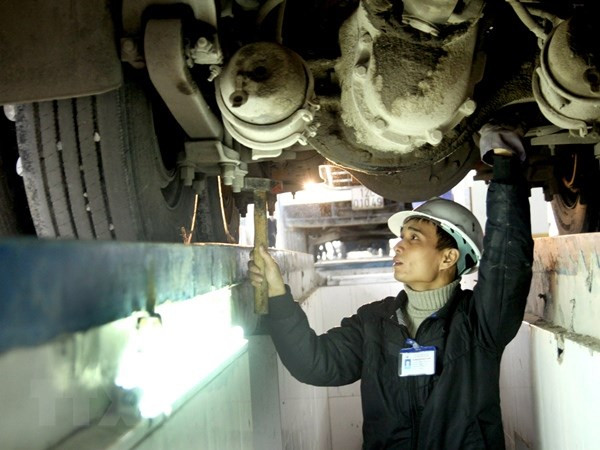 Đăng kiểm viên kiểm định hệ thống gầm phương tiện. (Ảnh: TTXVN) Cả nước có hơn 200.000 xe ôtô quá hạn đăng kiểm hơn một tháng ảnh 1