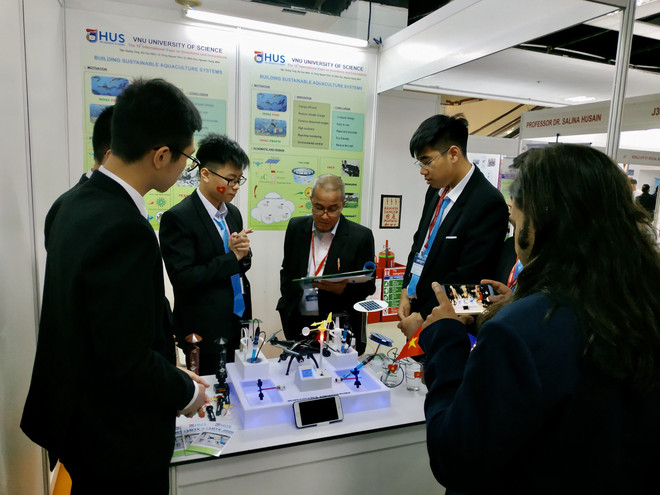 Nhóm học sinh lớp 11 chuyên Lý - Trường chuyên Khoa học Tư nhiên - tại cuộc thi. (Nguồn: Vietnam+) Học sinh Việt Nam đạt giải Sáng tạo và Đổi mới quốc tế tại Malaysia ảnh 1
