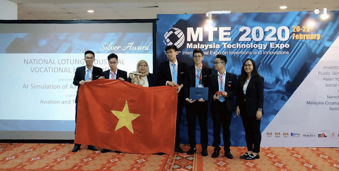 Nhóm học sinh lớp 11 chuyên Lý - Trường chuyên Khoa học Tư nhiên - tại cuộc thi. (Nguồn: Vietnam+) Học sinh Việt Nam đạt giải Sáng tạo và Đổi mới quốc tế tại Malaysia ảnh 2