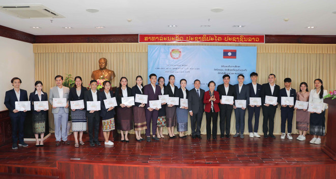 Hội Khuyến học Việt Nam trao 200 suất học bổng cho du học sinh Lào ảnh 1