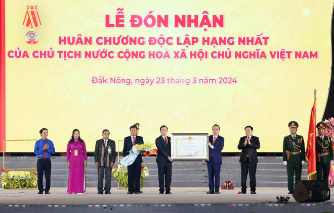 Chủ tịch Quốc hội Vương Đình Huệ trao Huân chương Độc lập hạng Nhất của Chủ tịch nước tặng Đảng bộ, chính quyền và nhân dân tỉnh Đắk Nông. (Ảnh: Nhan Sáng/TTXVN) ttxvn_ctqh dak nong (2).jpg
