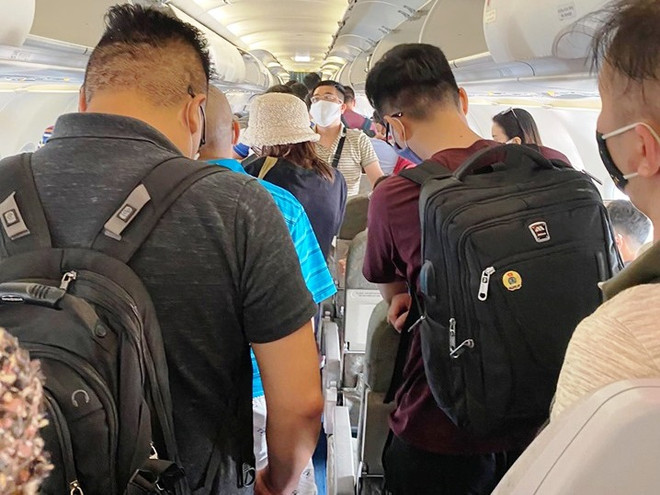 Người dân bị nhồi nhét, hét giá vé và không giãn cách ghế ngồi ảnh 2