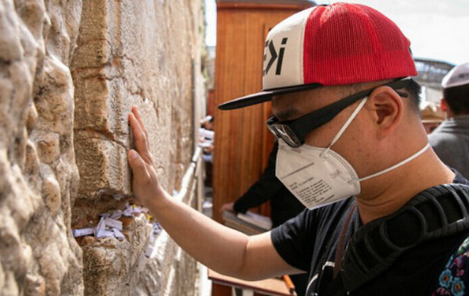 Người dân Israel đeo khẩu trang phòng chống COVID-19. (Nguồn: israel21c.org) Israel sản xuất hàng loạt khẩu trang có thể tái sử dụng ảnh 1