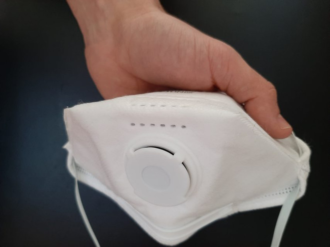 Trung Quốc bắt 42 đối tượng 'thổi giá' nguyên liệu sản xuất khẩu trang ảnh 1