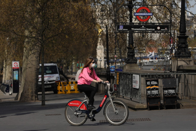 Người dân đeo khẩu trang phòng lây nhiễm COVID-19 tại London, Anh. (Ảnh: THX/TTXVN) Người dân Anh tận hưởng cuộc sống trong những ngày phong tỏa ảnh 1