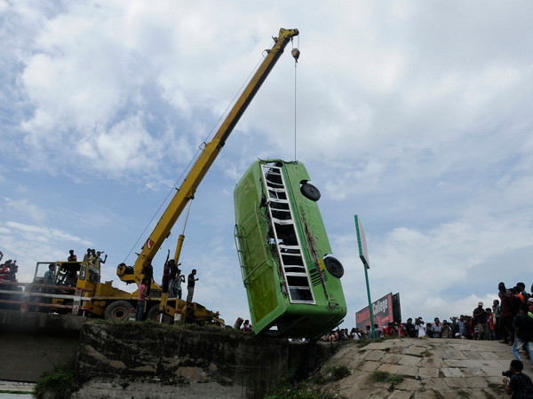 Ấn Độ; Xe khách lao xuống sông làm 22 người thiệt mạng ảnh 1