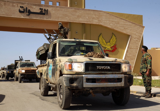 Lực lượng tự xưng Quân đội Quốc gia Libya (LNA) được triển khai tới thành phố Benghazi, Libya, ngày 18/6. (Ảnh: AFP/TTXVN) Đức tham gia sứ mệnh giám sát lệnh cấm vận vũ khí đối với Libya ảnh 1