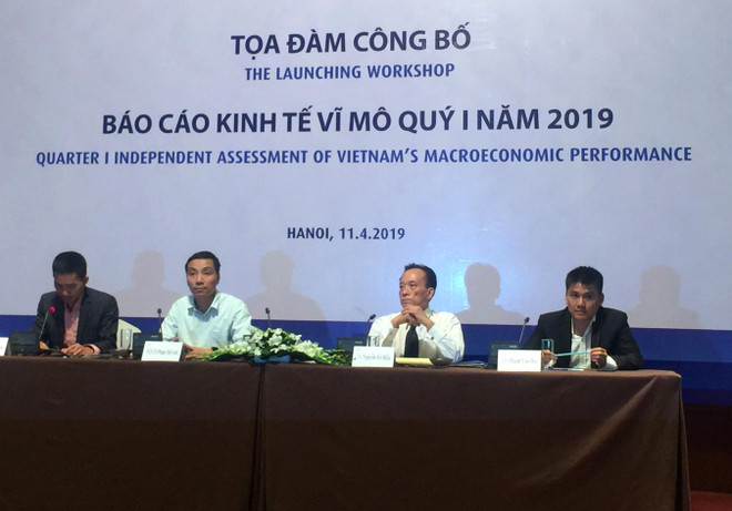 Các chuyên gia kinh tế trao đổi với phóng viên tại Tọa đàm Công bố Báo cáo kinh tế vĩ mô Việt Nam quý 1/2019, ngày 11/4. (Ảnh: PV/Vietnam+) VEPR: Tốc độ tăng của một số ngành có dấu hiệu chậm lại trong quý 1 ảnh 2